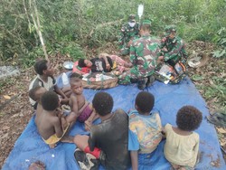 Di Tengah Hutan Tapal Batas Papua, TNI Bantu Ibu Melahirkan