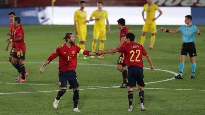 MADRID, SPAIN - SEPTEMBER 06: Sergio Ramos of Spain celebrates with teammate Jesus Navas after scoring his teams second goal during the UEFA Nations League group stage match between Spain and Ukraine at Estadio Alfredo Di Stefano on September 06, 2020 in Madrid, Spain. (Photo by Gonzalo Arroyo Moreno/Getty Images)