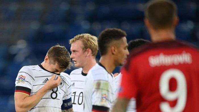 Swiss Vs Jerman BASEL, SWITZERLAND - SEPTEMBER 06: Toni Kroos of Germany reacts during the UEFA Nations League group stage match between Switzerland and Germany at St. Jakob-Park on September 06, 2020 in Basel, Switzerland. (Photo by Matthias Hangst/Getty Images)