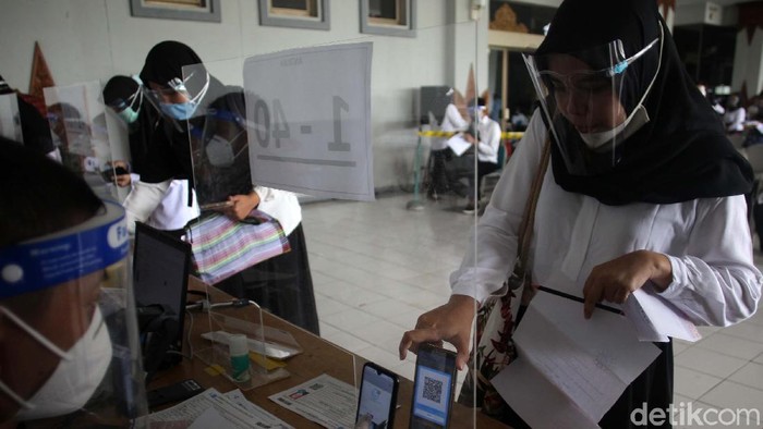 Sejumlah CPNS mengikuti seleksi kompetensi bidang di Gedung JEC, Yogyakarta, Senin (7/9/2020). Tes tersebut dilakukan dengan protokol kesehatan ketat.