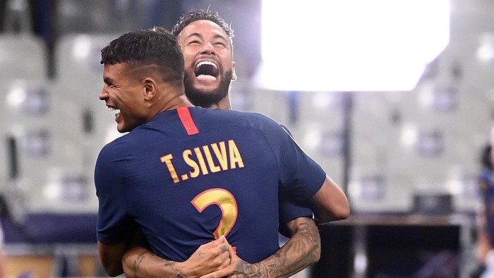 Paris Saint-Germains Brazilian forward Neymar and Paris Saint-Germains Brazilian defender Thiago Silva react at the end of a penalty shoot during the French League Cup final football match between Paris Saint-Germain vs Olympique Lyonnais at the Stade de France in Saint-Denis on July 31, 2020. (Photo by FRANCK FIFE / AFP)