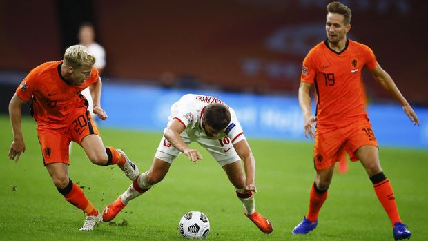 Poland's Bartosz Bereszynski, centre, battles for the ball with Netherlands' Donny van Beek, left, and Netherlands' Luuk de Jong during the UEFA Nations League soccer match between the Netherlands and Poland in the Johan Cruyff ArenA in Amsterdam, Netherlands, Friday, Sept. 4, 2020. (AP Photo/Peter Dejong)