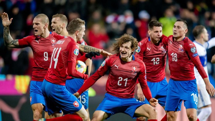 PLZEN, CZECH REPUBLIC - NOVEMBER 14: Alex Kral (C) of the Czech Republic celebrates with teammates during the UEFA Euro 2020 Qualifier between Czech Republic and Kosovo on November 14, 2019 at Doosan Arena in Plzen, Czech Republic. (Photo by Thomas Eisenhuth/Getty Images)
