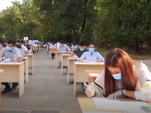 Di Uzbekistan, Ujian Masuk Universitas Dilakukan di Ruang Terbuka