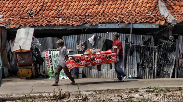 Warga Kampung Akuarium Mulai Bongkar Rumah