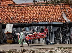 Warga Kampung Akuarium Mulai Bongkar Rumah