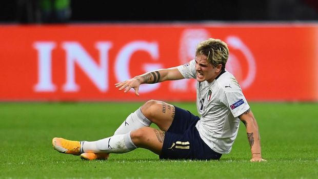 AMSTERDAM, NETHERLANDS - SEPTEMBER 07:  Nicolo Zaniolo of Italy reacts after injuring his leg during the UEFA Nations League group stage match between Netherlands and Italy at Johan Cruijff Arena on September 7, 2020 in Amsterdam, Netherlands.  (Photo by Claudio Villa/Getty Images)