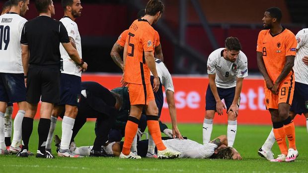 AMSTERDAM, NETHERLANDS - SEPTEMBER 07:  Nicolo Zaniolo of Italy reacts after injuring his leg during the UEFA Nations League group stage match between Netherlands and Italy at Johan Cruijff Arena on September 7, 2020 in Amsterdam, Netherlands.  (Photo by Claudio Villa/Getty Images)