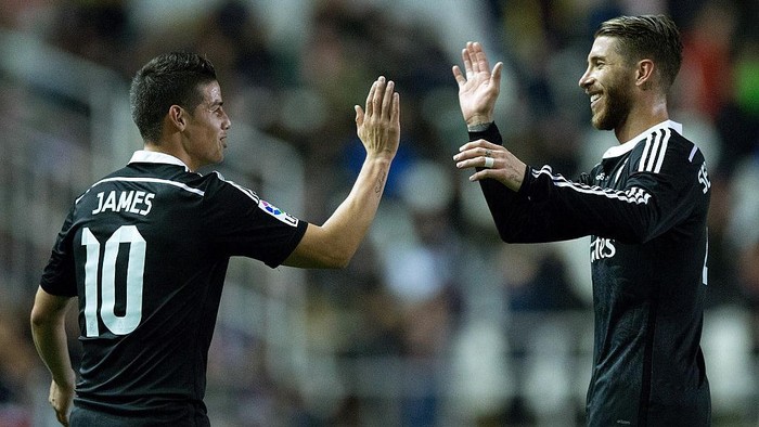 MADRID, SPAIN - APRIL 08:  James Rodriguez (L) of Real Madrid CF celebrates scoring their second goal Sergio Ramos (R) during the La Liga match between Rayo Vallecano de Madrid and Real Madrid CF at Vallecas Stadium on April 8, 2015 in Madrid, Spain.  (Photo by Gonzalo Arroyo Moreno/Getty Images)