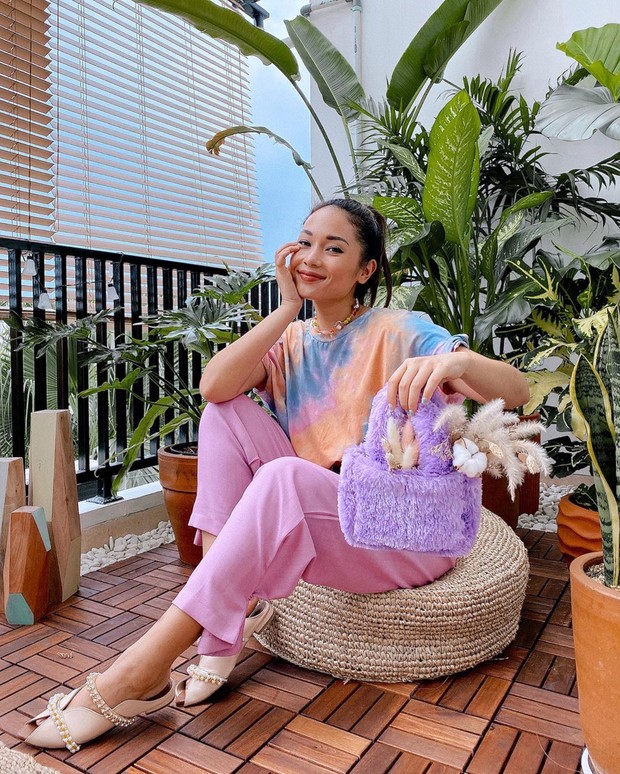 Ayla Dimitri menggunakan tie dye berwarna pastel
