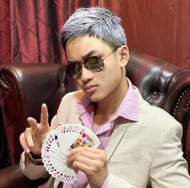 Mengikuti jejak sang ayah, Azka Corbuzier juga mempelajari trik sulap.