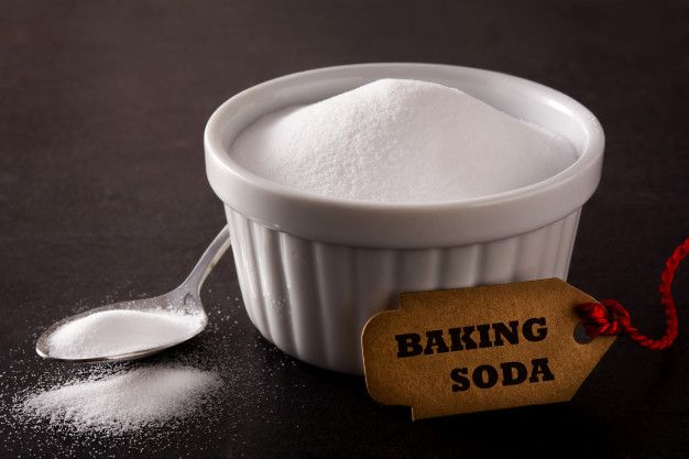 baking soda memiliki kandungan pH yang cukup tinggi sehingga dapat menyerap minyak yang ada di rambut atau kulit kepala. Selain itu, baking soda juga dapat mengurangi bau.