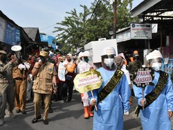 Camat Cakung Gelar Arak-arakan Peti Mati untuk Ingatkan Bahaya Corona