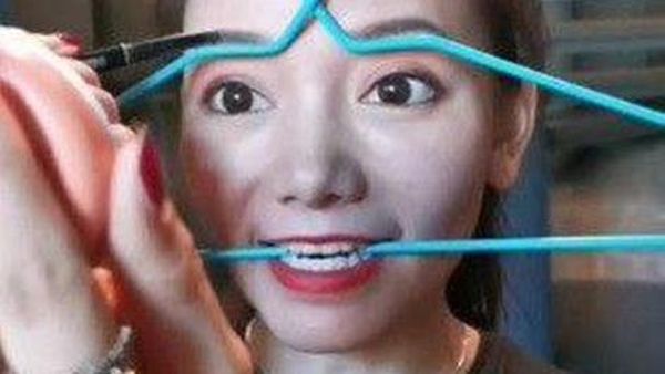 10 Potret Kocak Ini Buktikan Betapa Kreatifnya Wanita Demi Bikin Alis Cetar