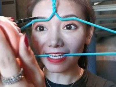 10 Potret Kocak Ini Buktikan Betapa Kreatifnya Wanita Demi Bikin Alis Cetar