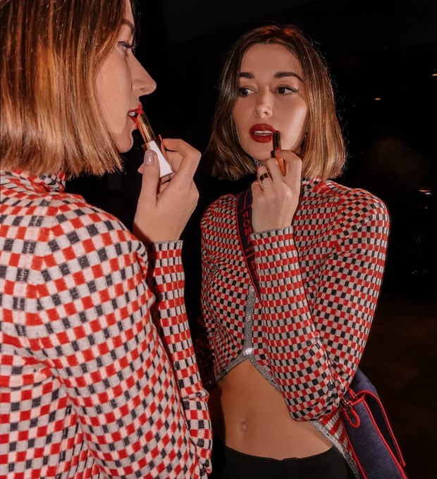 Carmen Grace/instagram.com/carmengracehamilton Garmen menyukai setelan celana panjang yang serasi, dan terkenal menggambar logo blognya dengan lipstik merah