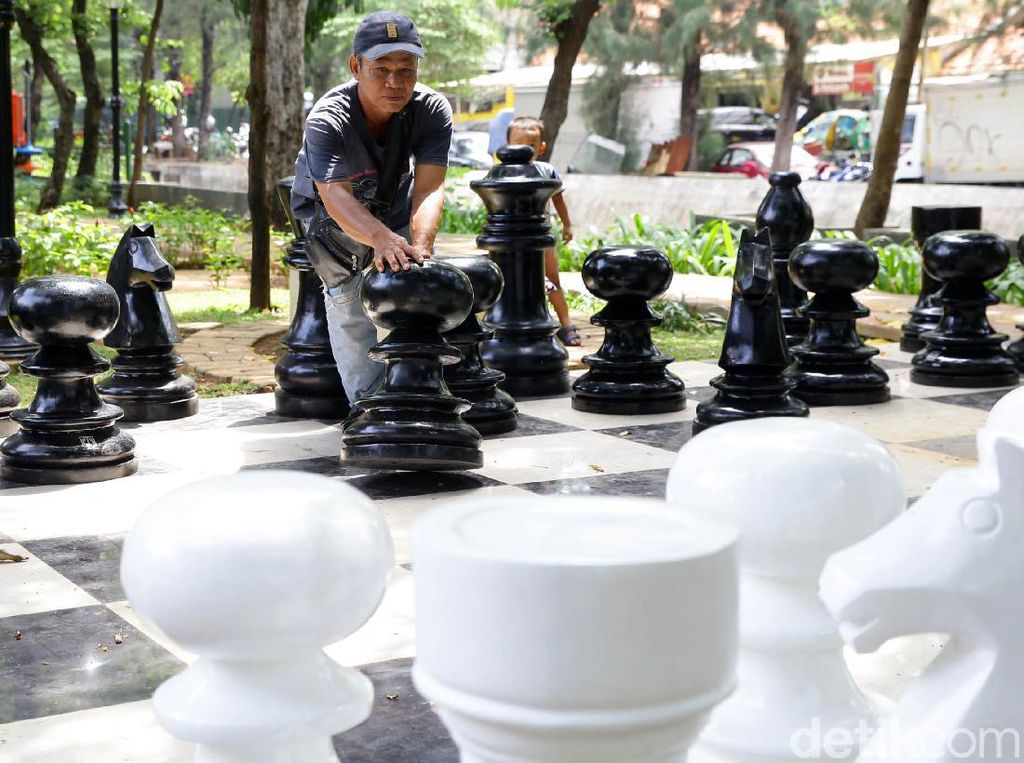 Wow! Ada Catur Raksasa di Taman Ini Wow! Ada Catur Raksasa di Taman Ini