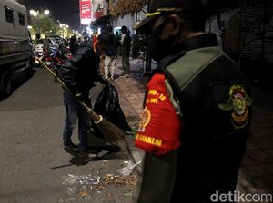 Di Yogyakarta, Tak Disiplin Pakai Masker Dihukum Nyapu dan Push Up