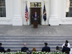 Trump Minta Wartawan Copot Masker Saat Konferensi Pers