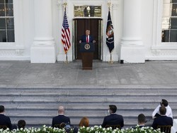 Trump Minta Wartawan Copot Masker Saat Konferensi Pers