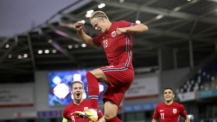 Norways Erling Braut Haaland, center, celebrates his goal against Northern Ireland during the UEFA Nations League soccer match between Northern Ireland and Norway at Windsor Park, Belfast, Northern Ireland, Monday Sept. 7, 2020. (AP Photo/Peter Morrison)