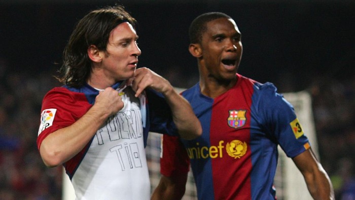 BARCELONA, SPAIN - MARCH 10:  Lionel Messi (L) of  Barcelona celebrates with Samuel Etoo after scoring Barcelonas first goal during the Primera Liga match between Barcelona and Real Madrid at the Nou Camp stadium on March 10, 2007 in Barcelona, Spain.  (Photo by Denis Doyle/Getty Images)