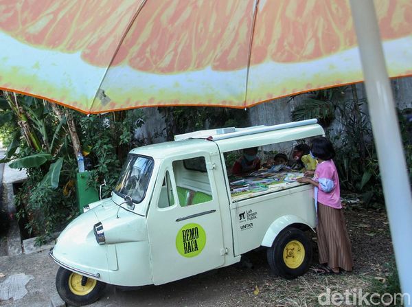 Foto Bemo yang Dirombak Jadi Perpustakaan Keliling di Ibu Kota