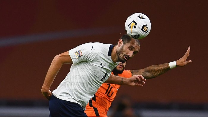 AMSTERDAM, NETHERLANDS - SEPTEMBER 07:  Giorgio Chiellini of Italy vies with Memphis Depay of Netherlands during the UEFA Nations League group stage match between Netherlands and Italy at Johan Cruijff Arena on September 7, 2020 in Amsterdam, Netherlands.  (Photo by Claudio Villa/Getty Images)
