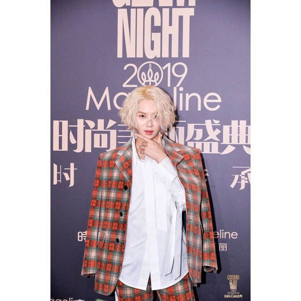 Rambut pirang panjang inilah menjadi salah satu gaya rambut Heechul yang menarik perhatian banyak orang.