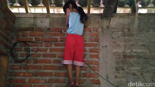Hobi Panjat Lemari-Pohon, Ini Adelia Spiderman Cilik dari Pekalongan