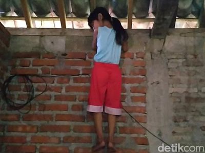 Hobi Panjat Lemari-Pohon, Ini Adelia Spiderman Cilik dari Pekalongan