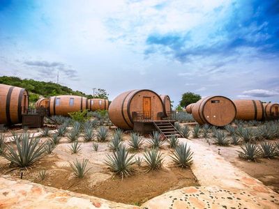 Ini Dia Hotel Bentuk Tong Tequila di Meksiko