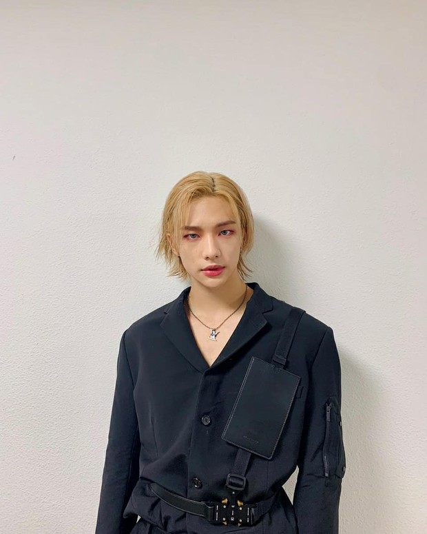 Saat melakukan comeback dengan lagu 'God's Menu', Hyunjin muncul dengan gaya rambut pirang panjangnya.