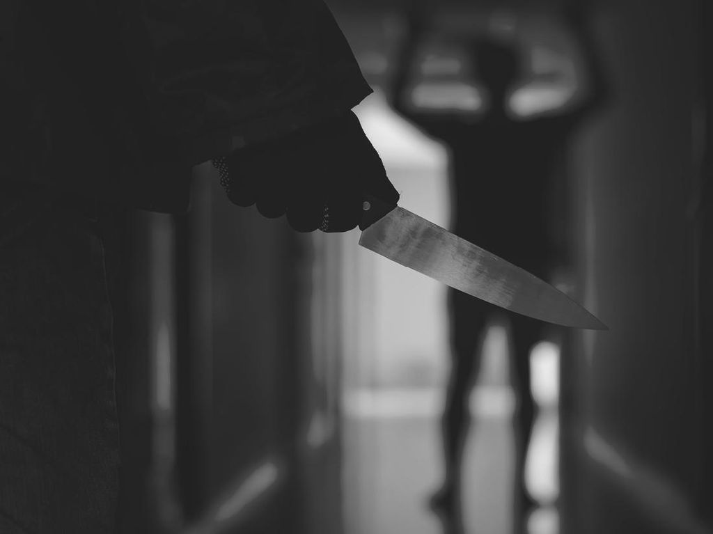 Geger Pria Diduga ODGJ Bacok Leher Warga di Sukabumi