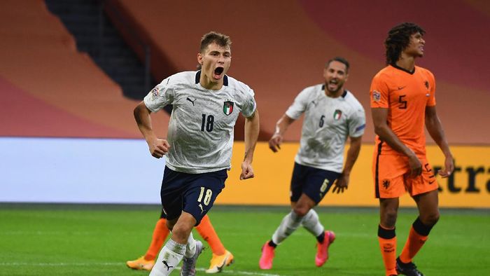 Italia, Nicolo Barella AMSTERDAM, NETHERLANDS - SEPTEMBER 07: Nicolo Barella of Italy celebrates after scoring the opening goal during the UEFA Nations League group stage match between Netherlands and Italy at Johan Cruijff Arena on September 7, 2020 in Amsterdam, Netherlands. (Photo by Claudio Villa/Getty Images)