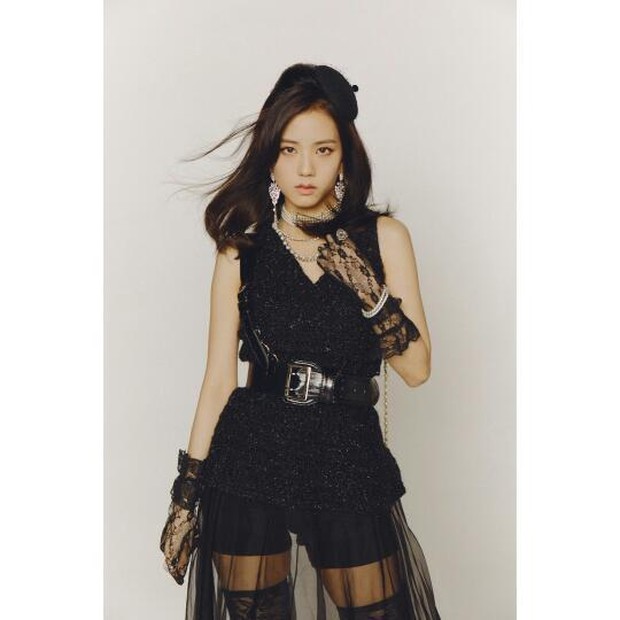 Tidak hanya menampilkan keanggunan, Jisoo juga bisa tampil keren.