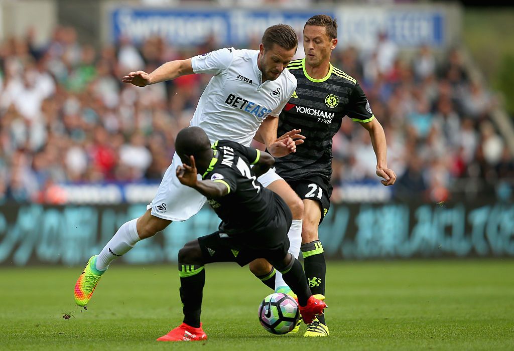 SWANSEA, WALES - SEPTEMBER 11:  Gylfi Sigurdsson of Swansea City battles with N'Golo Kante and Nemanja Matic of Chelsea during the Premier League match between Swansea City and Chelsea at Liberty Stadium on September 11, 2016 in Swansea, Wales.  (Photo by Alex Livesey/Getty Images)