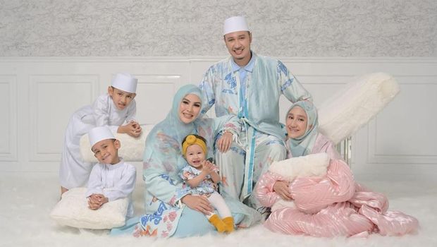 Kartika Putri dan Keluarganya