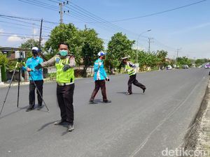 Polisi Olah TKP Kecelakaan Maut yang Tewaskan 6 Orang di Tuban