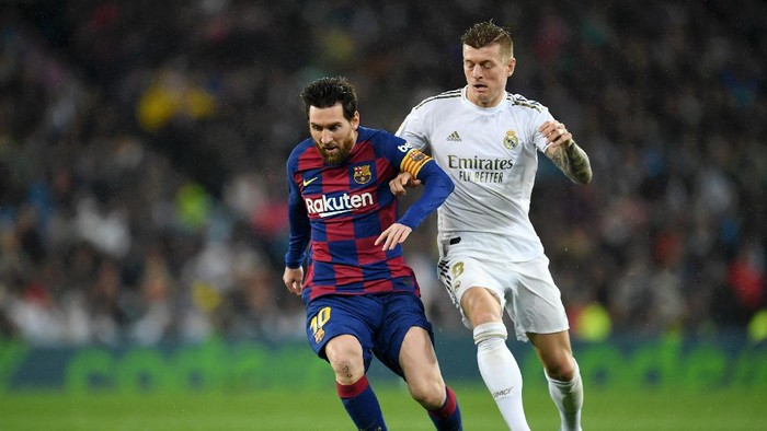 MADRID, SPAIN - MARCH 01: Lionel Messi of FC Barcelona battles for possession with Toni Kroos of Real Madrid during the Liga match between Real Madrid CF and FC Barcelona at Estadio Santiago Bernabeu on March 01, 2020 in Madrid, Spain. (Photo by David Ramos/Getty Images)