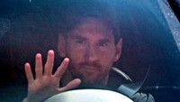 Masih fokus ke Barca di sisa musim, Messi pun mengaku tetap ingin balik ke klub itu andaikata nanti jadi pergi. Saya ingin kembali tinggal di kota ini dan bekerja di klub. Barcelona jauh lebih besar daripada pemain mana pun. (Foto: STRINGER / AFP)
