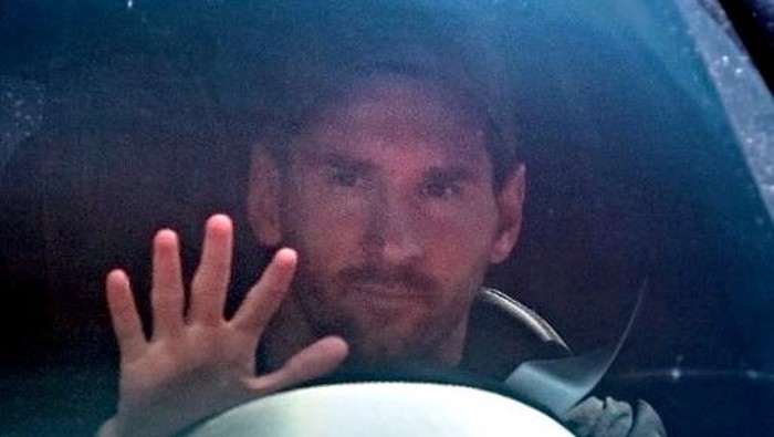 Barcelonas Argentinian forward Lionel Messi waves as he leaves his home for the Joan Gamper Ciutat Esportiva in Sant Joan Despi near Barcelona to attend a training session on September 7, 2020. - Lionel Messi arrived at Barcelonas training ground today as he begins to reintegrate with the team following his failed attempt to leave the club this summer. (Photo by STRINGER / AFP)