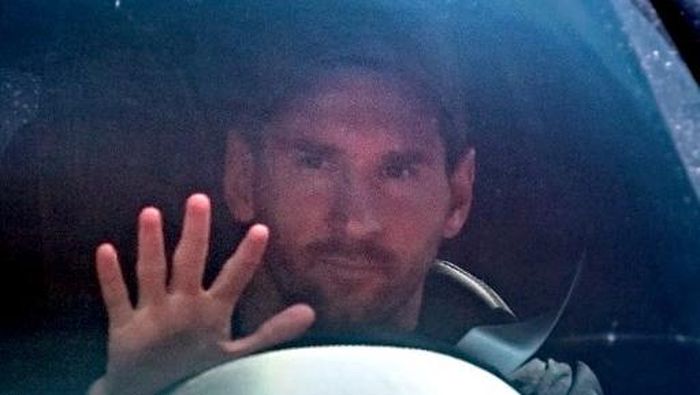 lionel messi barcelona liga spanyol laliga Barcelonas Argentinian forward Lionel Messi waves as he leaves his home for the Joan Gamper Ciutat Esportiva in Sant Joan Despi near Barcelona to attend a training session on September 7, 2020. - Lionel Messi arrived at Barcelonas training ground today as he begins to reintegrate with the team following his failed attempt to leave the club this summer. (Photo by STRINGER / AFP)