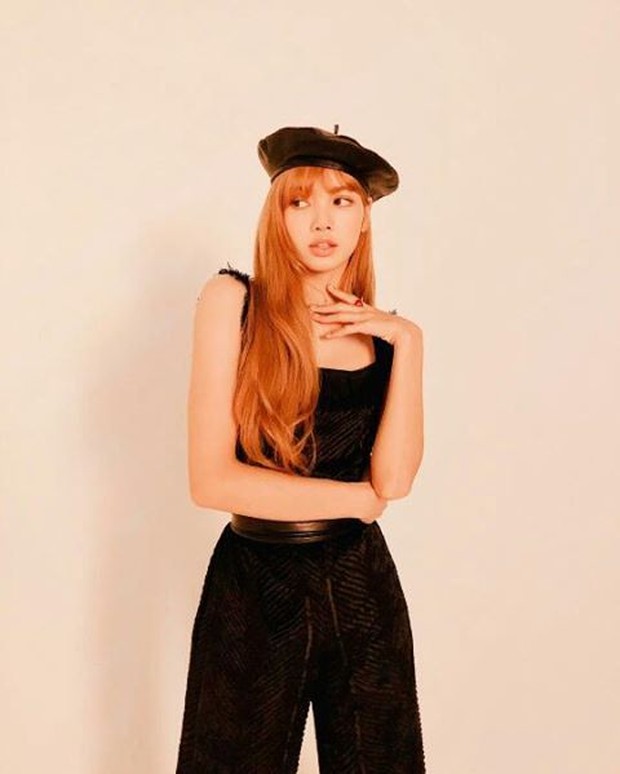 Layaknya Barbie hidup, Lisa terlihat sangat cantik dengan outfit simpel warna hitam ini.