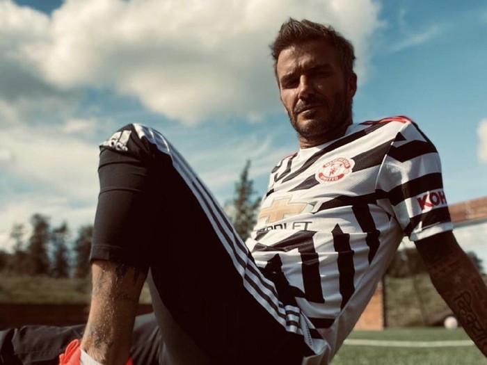 David Beckham mengenakan jersey Manchester United