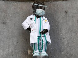 Ketika Patung Anak Kecil Pipis Belgia Dipakaikan APD