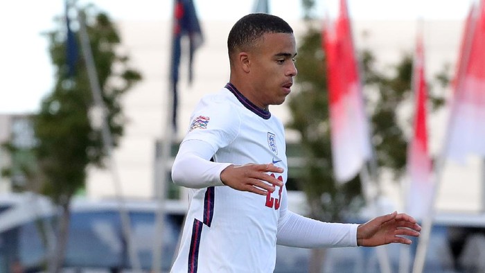REYKJAVIK, ICELAND - SEPTEMBER 05: Mason Greenwood of England runs with the ball during the UEFA Nations League group stage match between Iceland and England at Laugardalsvollur National Stadium on September 05, 2020 in Reykjavik, Iceland. (Photo by Haflidi Breidfjord/Getty Images)