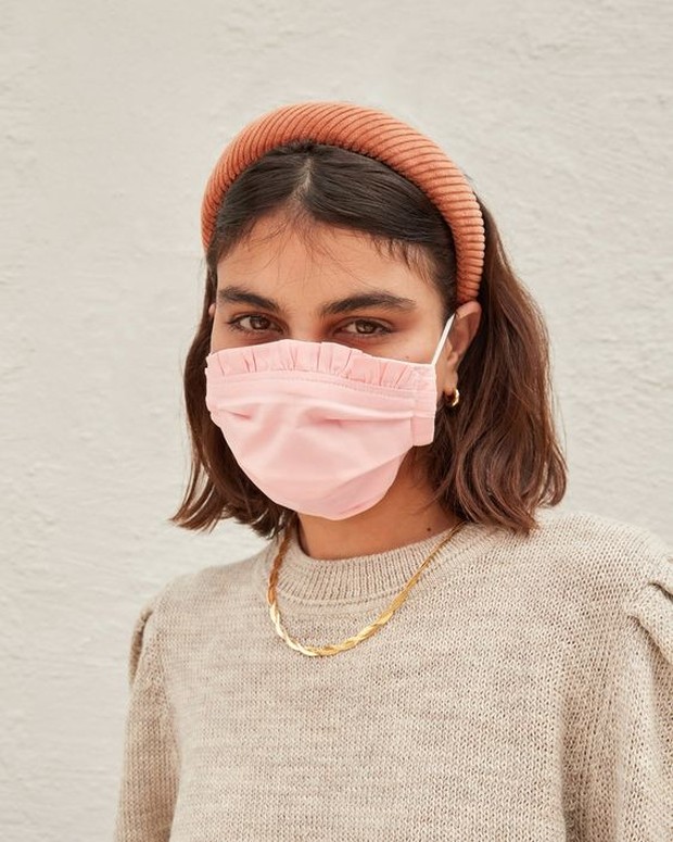 Selain menjadi stylist, fokus bukan hanya pada wajah namun juga ke aksesoris yang dipakai.