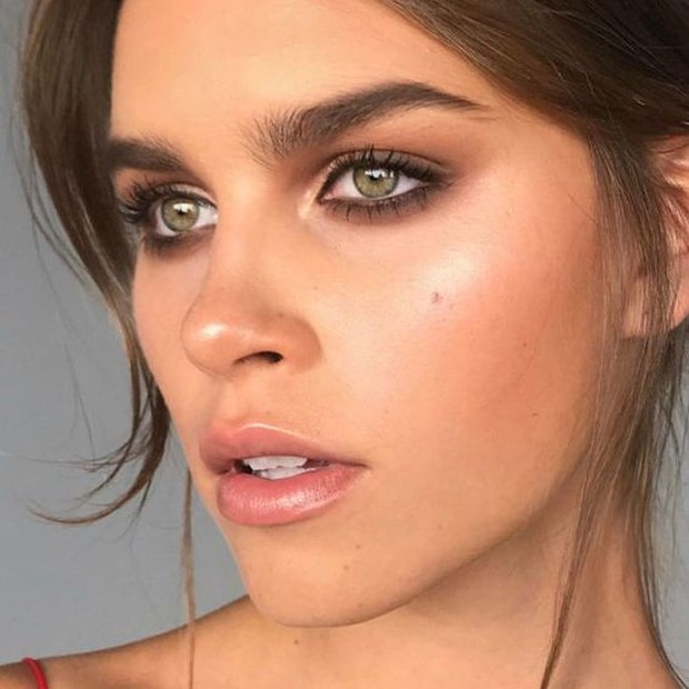 Pakai bronzer untuk membuat tekstur dan bercahaya serta hindari dibagian masker.