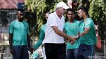 Mengenang Alfred Riedl Dalam Bingkai Foto